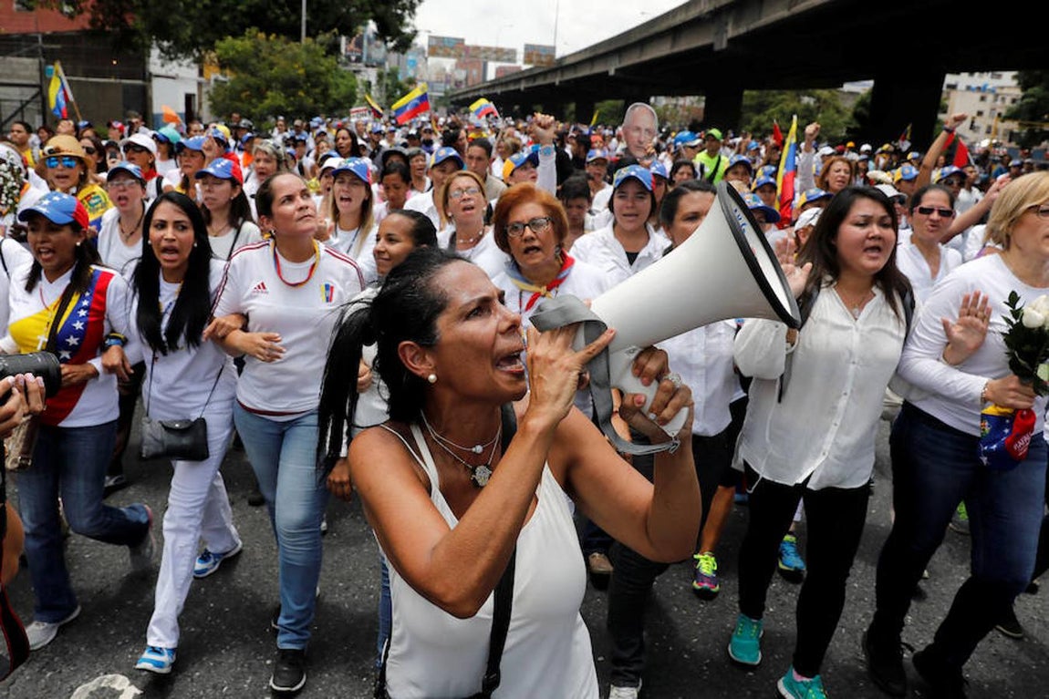 En 10 imágenes: Las venezolanas se movilizan en una «marcha blanca» contra Maduro