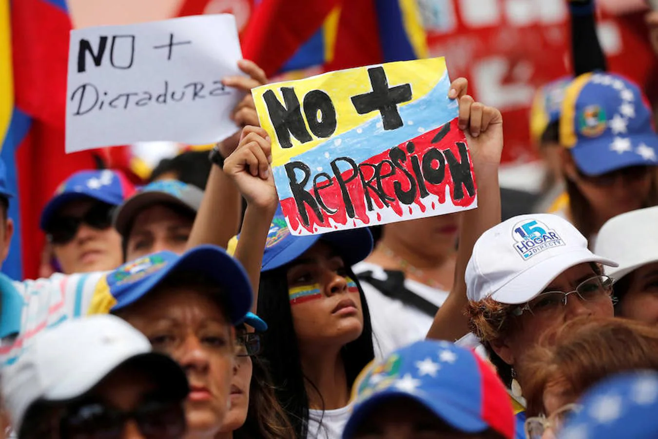 Posteriormente, la mujer de López ha señalado en Twitter lo siguiente: «Las mujeres venezolanas estamos en la calle protestando en paz ¡Basta de represión!»