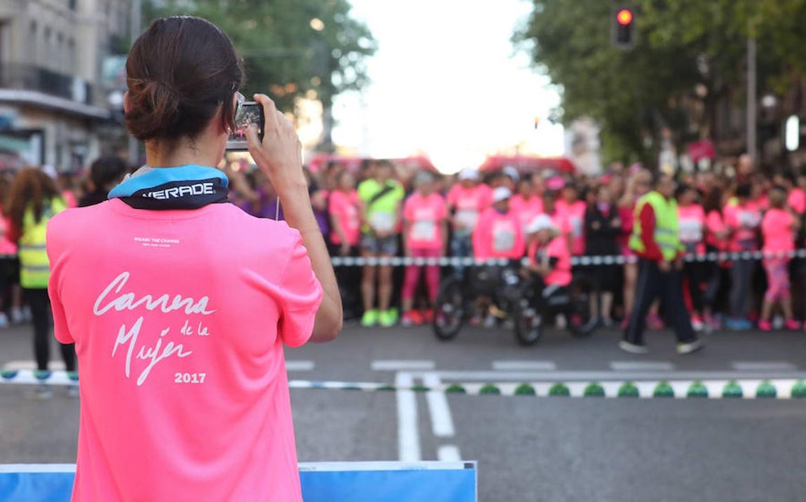 Otra novedad de la 'marea rosa' de este año han sido las 700 muñecas confeccionadas por supervivientes de la trata de personas y de la explotación laboral. 