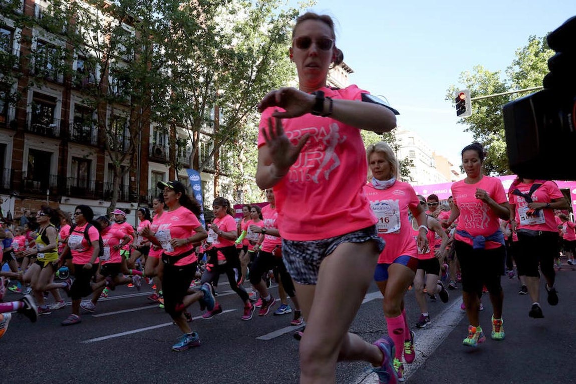 En esta carrera se ha rendido homenaje a las 24 víctimas de violencia de género en lo que va de 2017 con la suelta de 24 globos. 