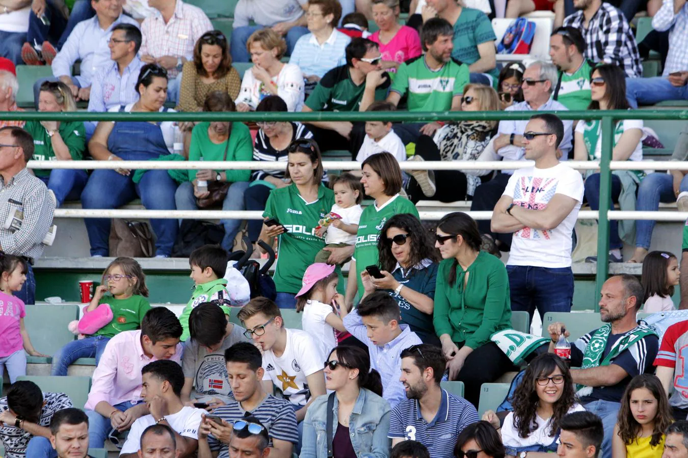 Las mujeres que vistieron de verde entraron gratis al partido con motivo del Día de la Madre