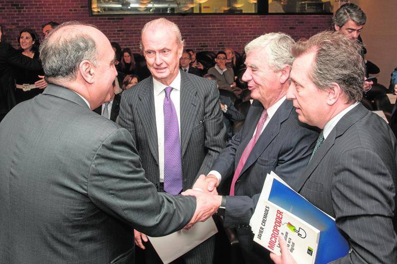 El presidente de Eisenhower Fellows George de Lama estrecha la mano del presidente de Vocento Santiago Bergareche en presencia del embajador de España en USA Pedro Morenés y de Javier Cremades. 