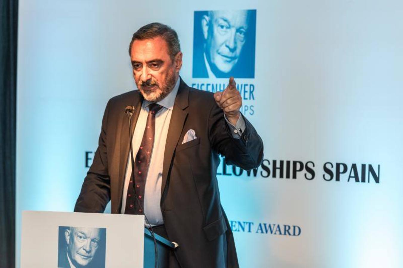 Carlos Herrera agradece el premio "First Amendment Award" otorgado por Eisenhower Fellows España durante una ceremonia en el Instituto Cervantes de Nueva York