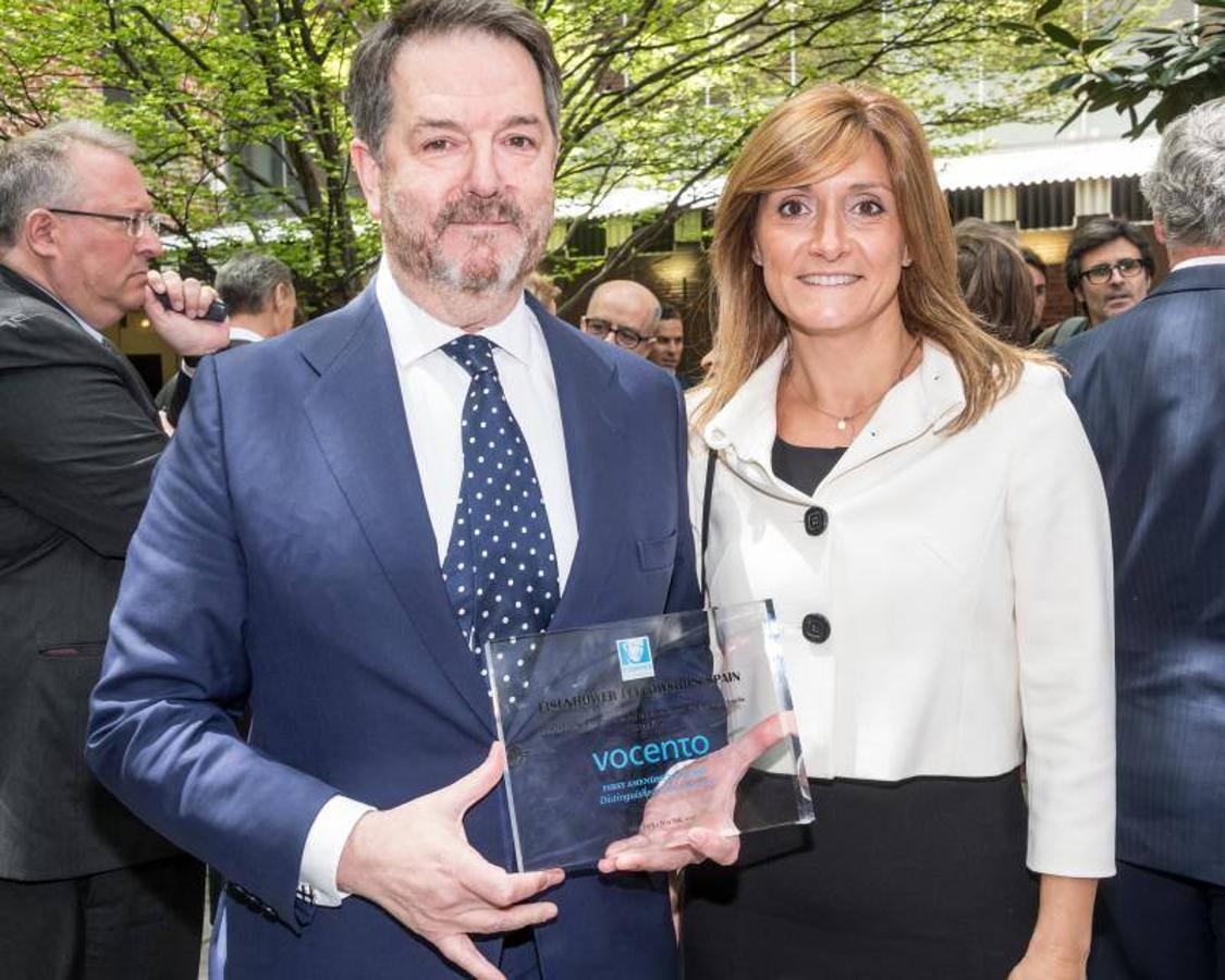 El director de ABC Bieito Rubido y Ana Delgado Galan Directora General del ABC posan con el premio "First Amendment Award" otorgado por Eisenhower Fellows España. 