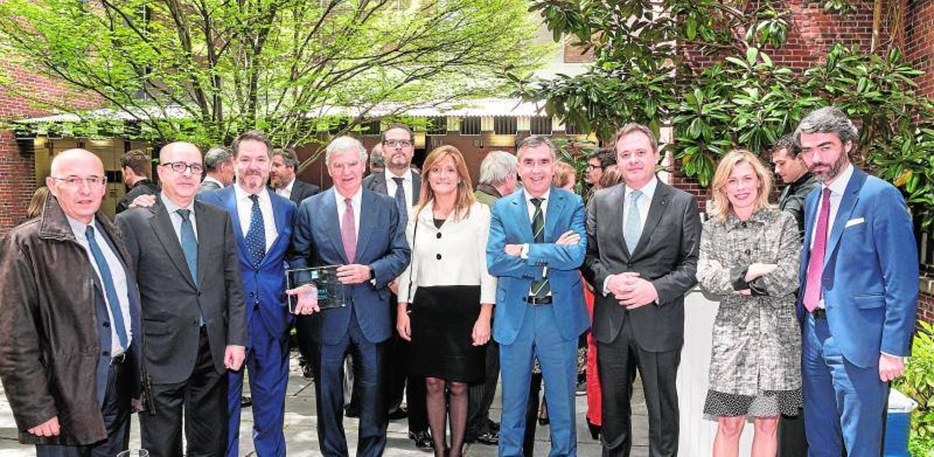 Directivos del Grupo Vocento posan con el premio "First Amendment Award" otorgado por Eisenhower Fellows España al término de una ceremonia en el Instituto Cervantes de Nueva York el 8 de mayo de 2017