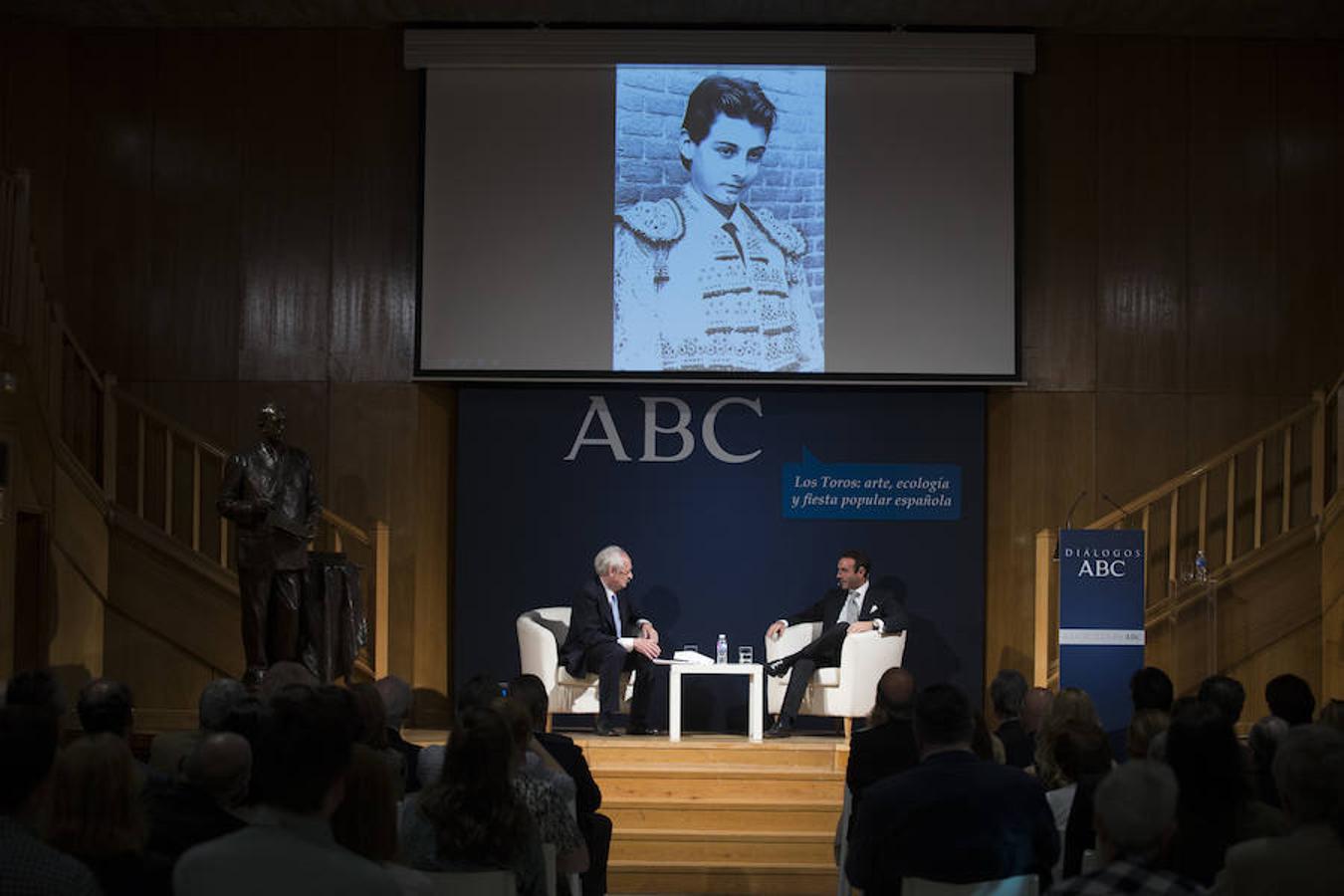 El encuentro entre Enrique Ponce y el crítico taurino Andrés Amorós, en imágenes. "Madrid en mi vida ha sido una plaza importante, clave", ha reconocido Enrique Ponce en un momento de la entrevista con Amorós. Una clara referencia a cuanto toreaba de novillero en Las Ventas con 16 años.