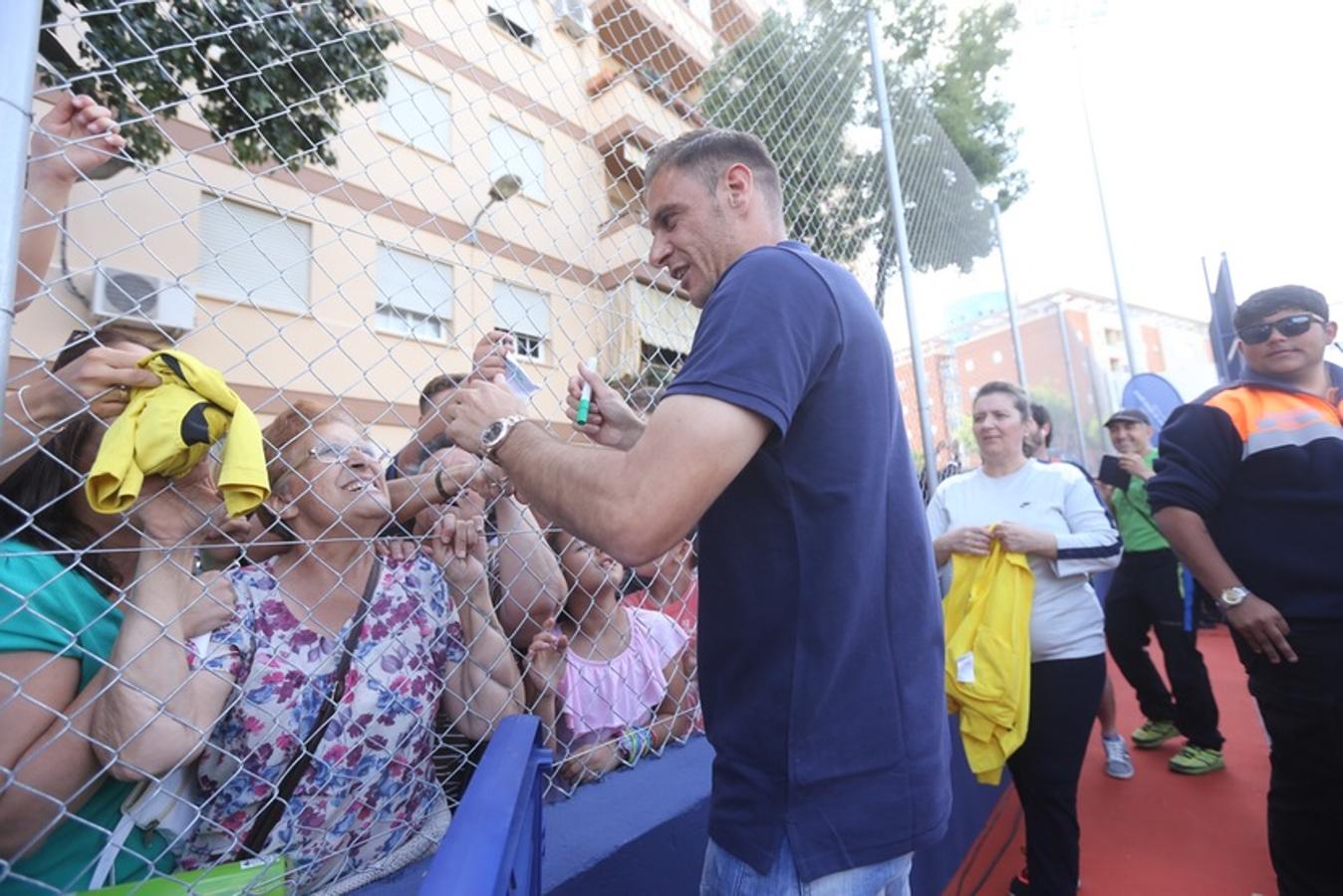 El jugador del Betis inaugura el Cruyff Court Joaquín Sánchez en El Puerto