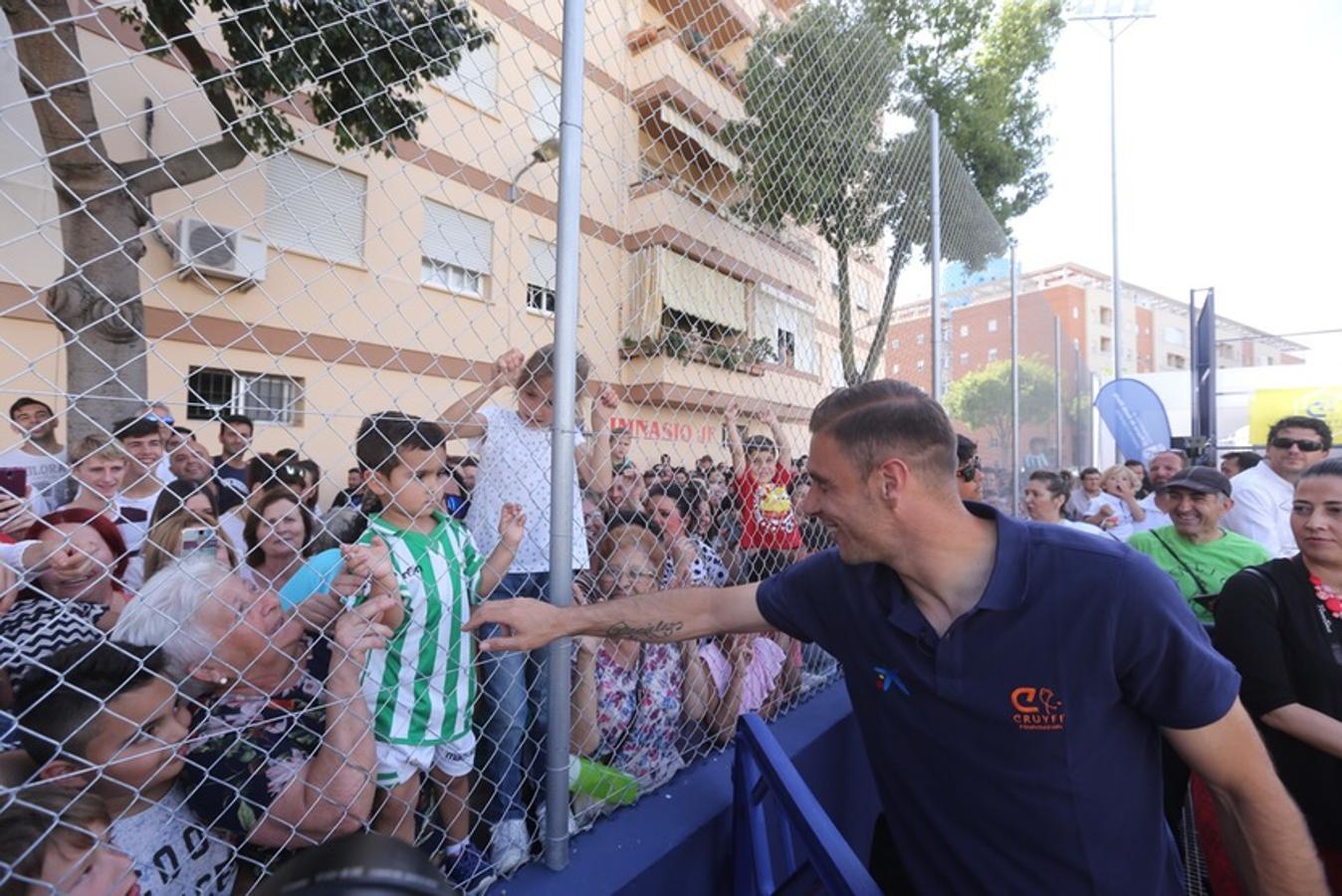 El jugador del Betis inaugura el Cruyff Court Joaquín Sánchez en El Puerto