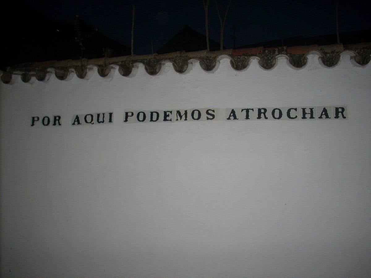 Según el diccionario de la RAE, atrocahr es «andar por trochas o sendas»; «ir por la trocha o a campo traviesa para llegar más pronto que por el camino al sitio adonde se dirige»