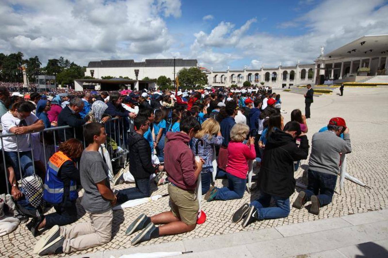 Fieles rezan durante la visita del Papa Francisco a Fátima, en Portugal.. 