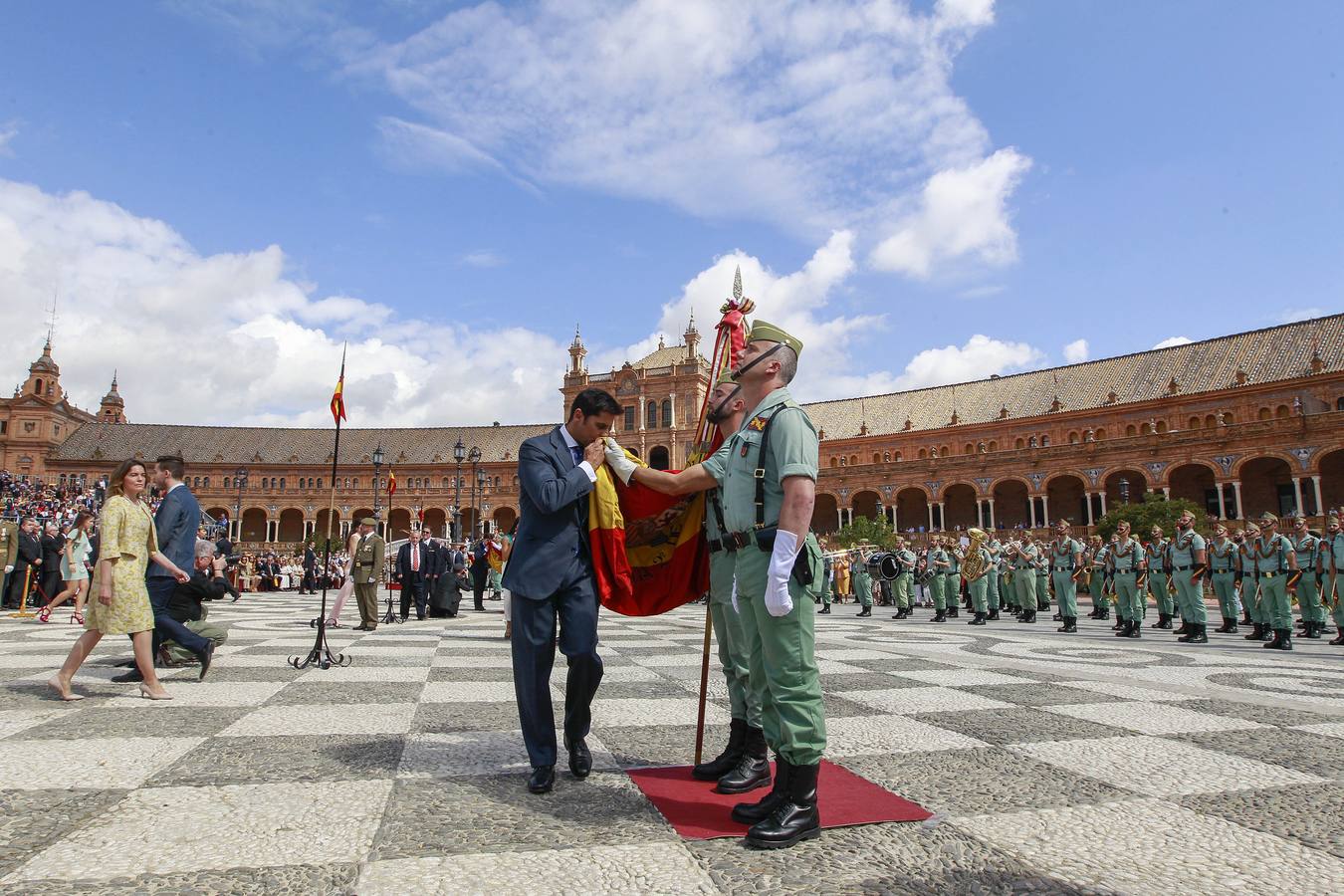 La jura de bandera en la Plaza de España, en imágenes