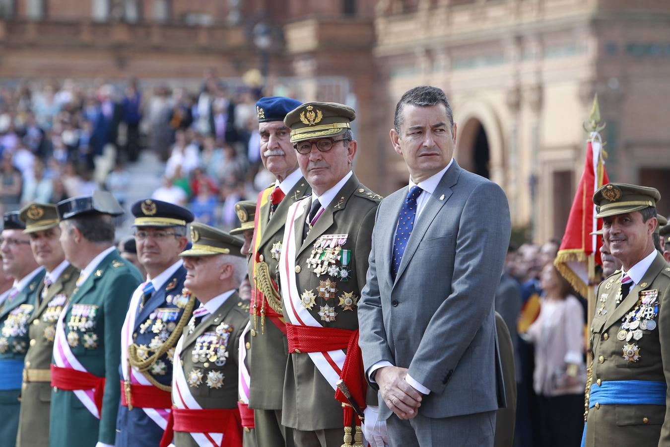 La jura de bandera en la Plaza de España, en imágenes