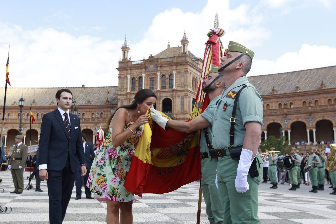 La jura de bandera en la Plaza de España, en imágenes