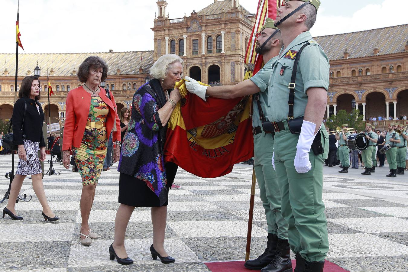 La jura de bandera en la Plaza de España, en imágenes