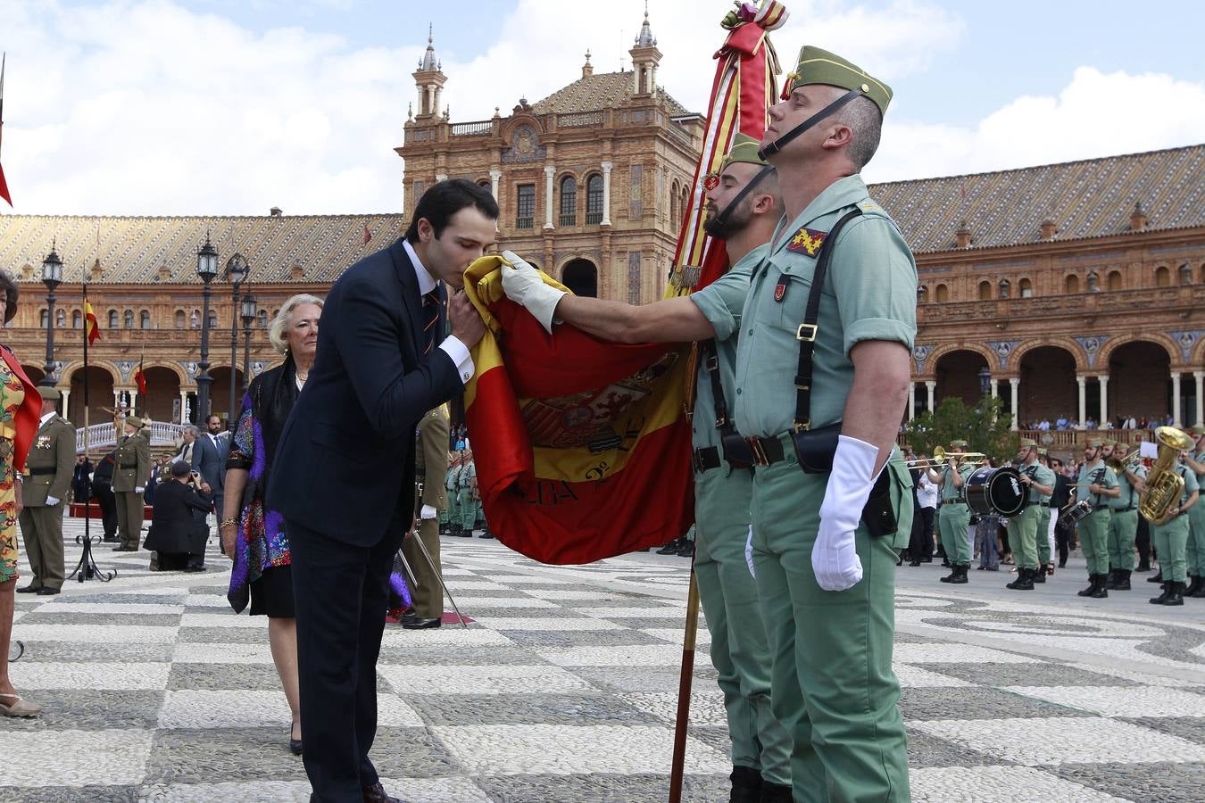 La jura de bandera en la Plaza de España, en imágenes