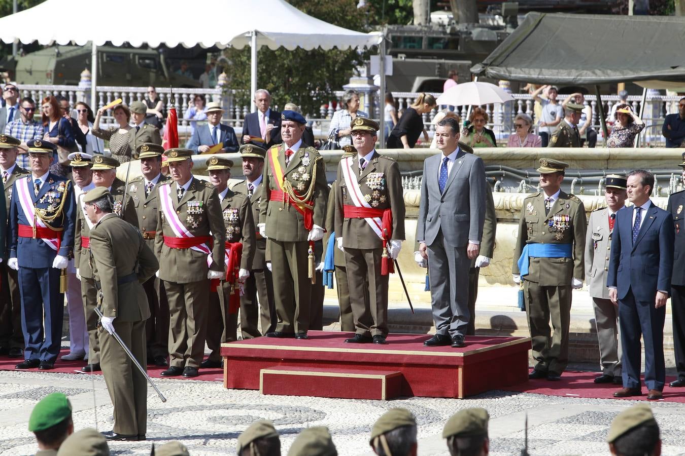 Espectacular parada militar en la Plaza de España