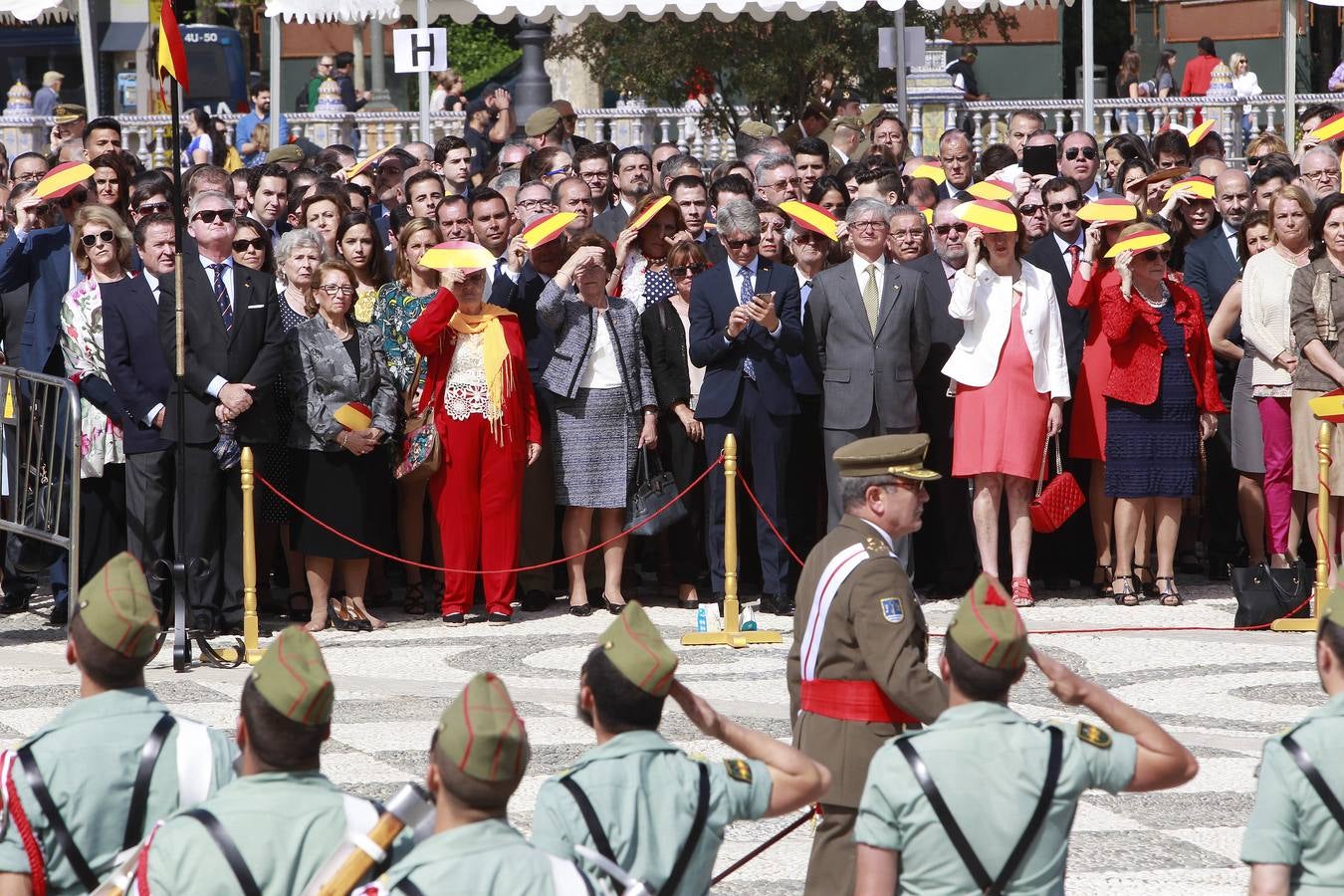 Espectacular parada militar en la Plaza de España