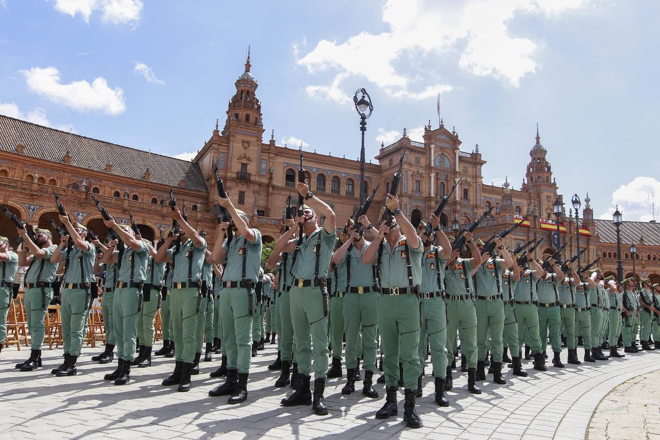 Espectacular parada militar en la Plaza de España