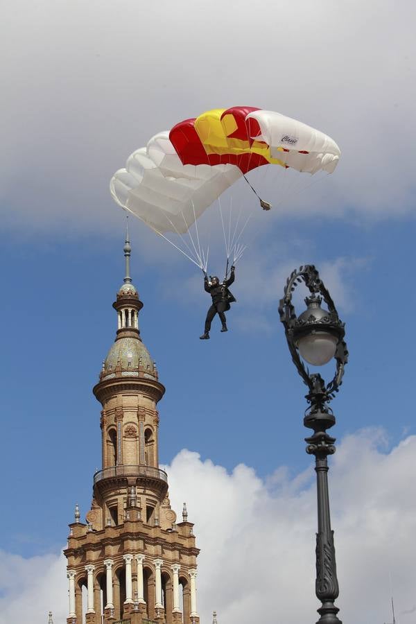 Espectacular parada militar en la Plaza de España