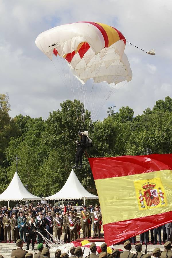 Espectacular parada militar en la Plaza de España