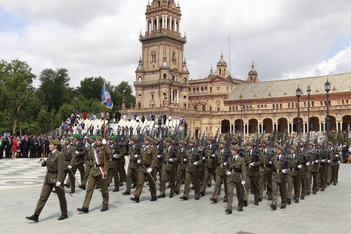 Espectacular parada militar en la Plaza de España