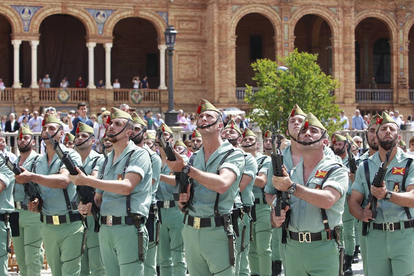 Espectacular parada militar en la Plaza de España