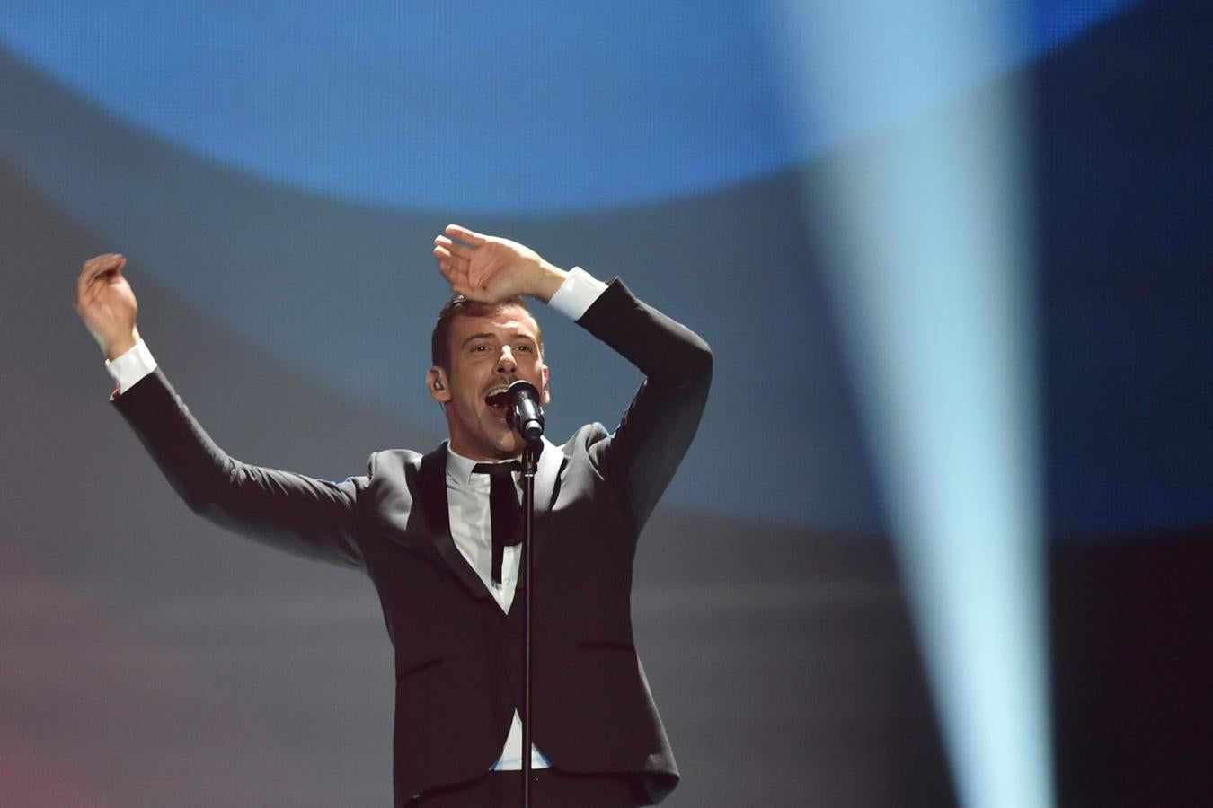 Elegancia y atrevimiento. Francisco Gabbani cantó "Occidentali's Karma" representando a Italia