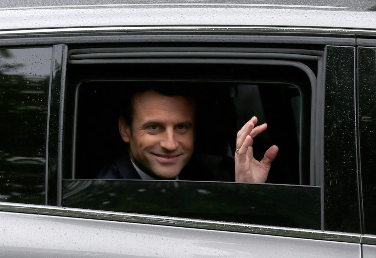 Emmanuel Macron llega en coche al Palacio del Elíseo.