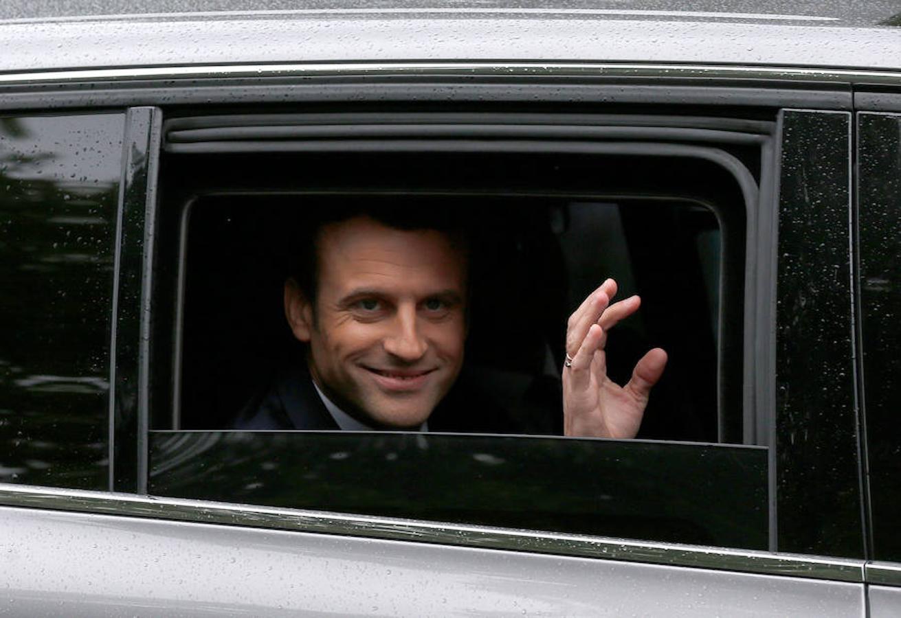 Emmanuel Macron llega en coche al Palacio del Elíseo.. 