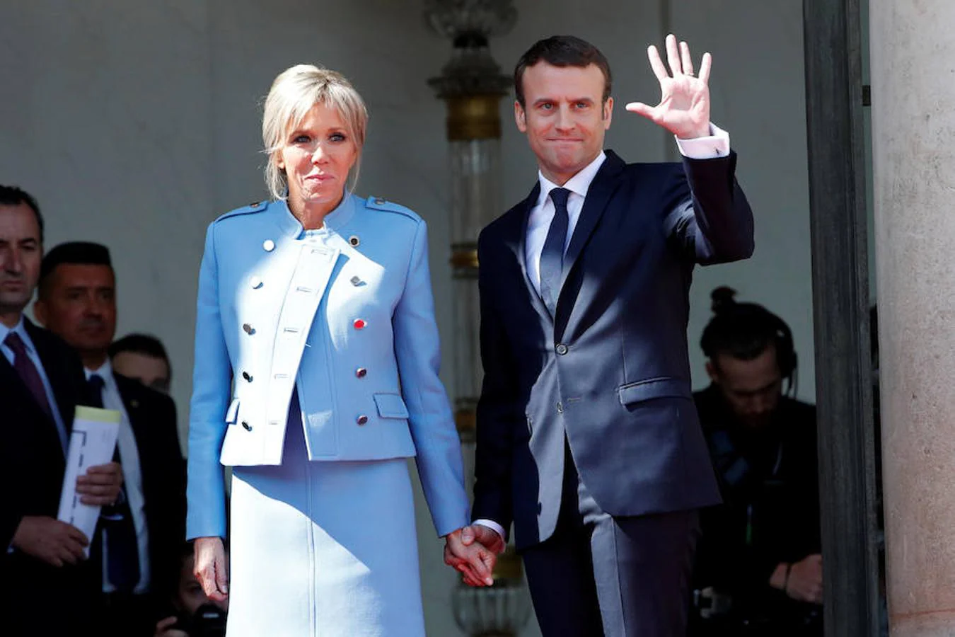 Emmanuel macron acompañado de su esposa, Brigitte Trogneux.