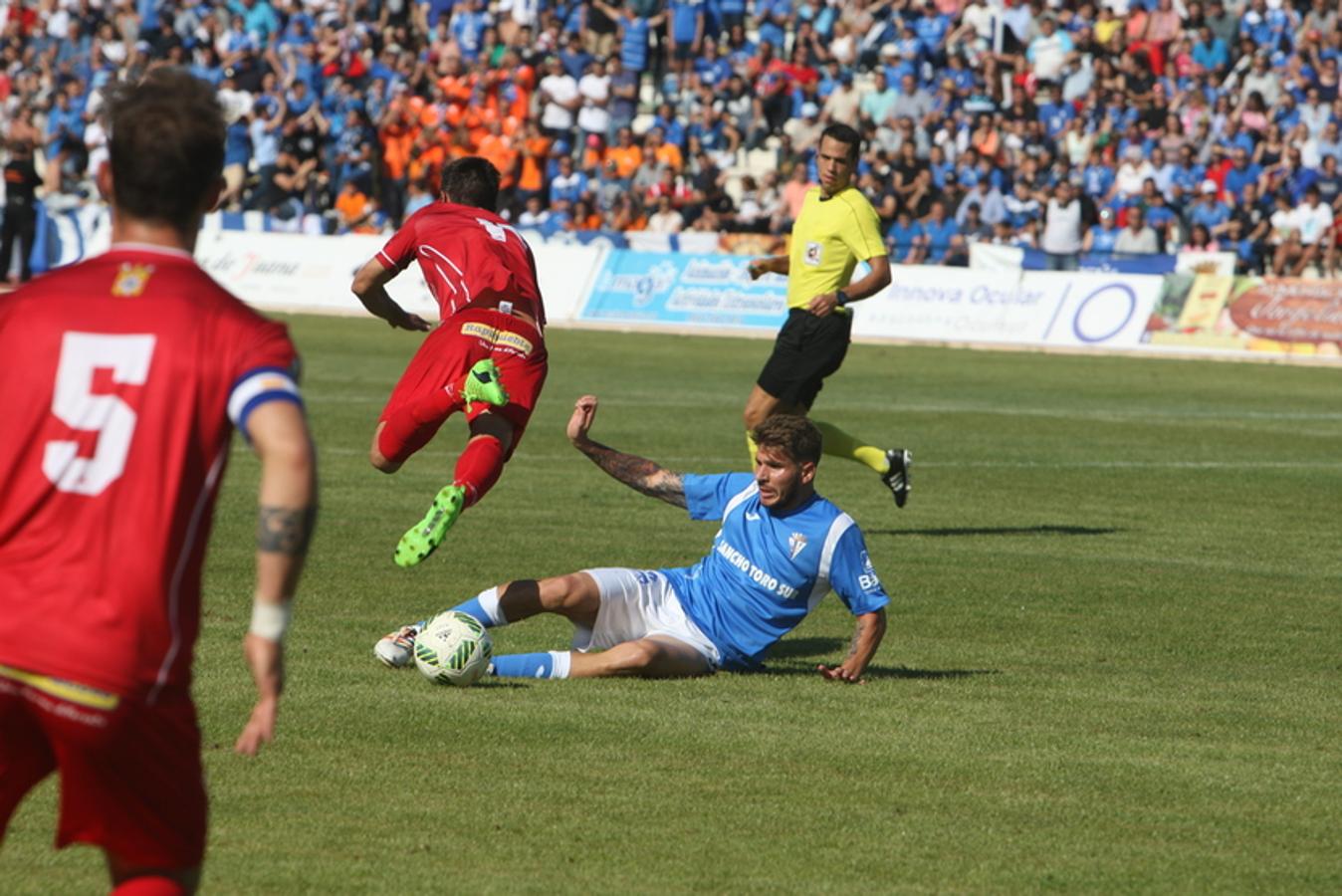 El San Fernando CD vence 4-1 al Linares y permanece en Segunda B