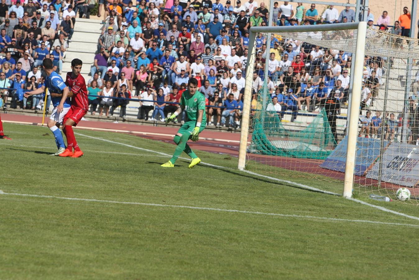 El San Fernando CD vence 4-1 al Linares y permanece en Segunda B