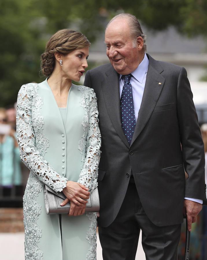 Doña Letizia, junto a Don Juan Carlos. 