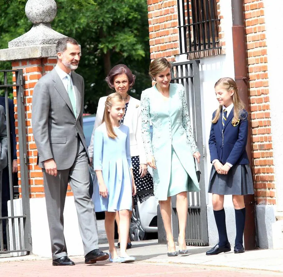En la imagen, la Reina Sofía acompaña a Don Felipe y Doña Letizia, a la Princesa Leonor y a la Infanta Sofía