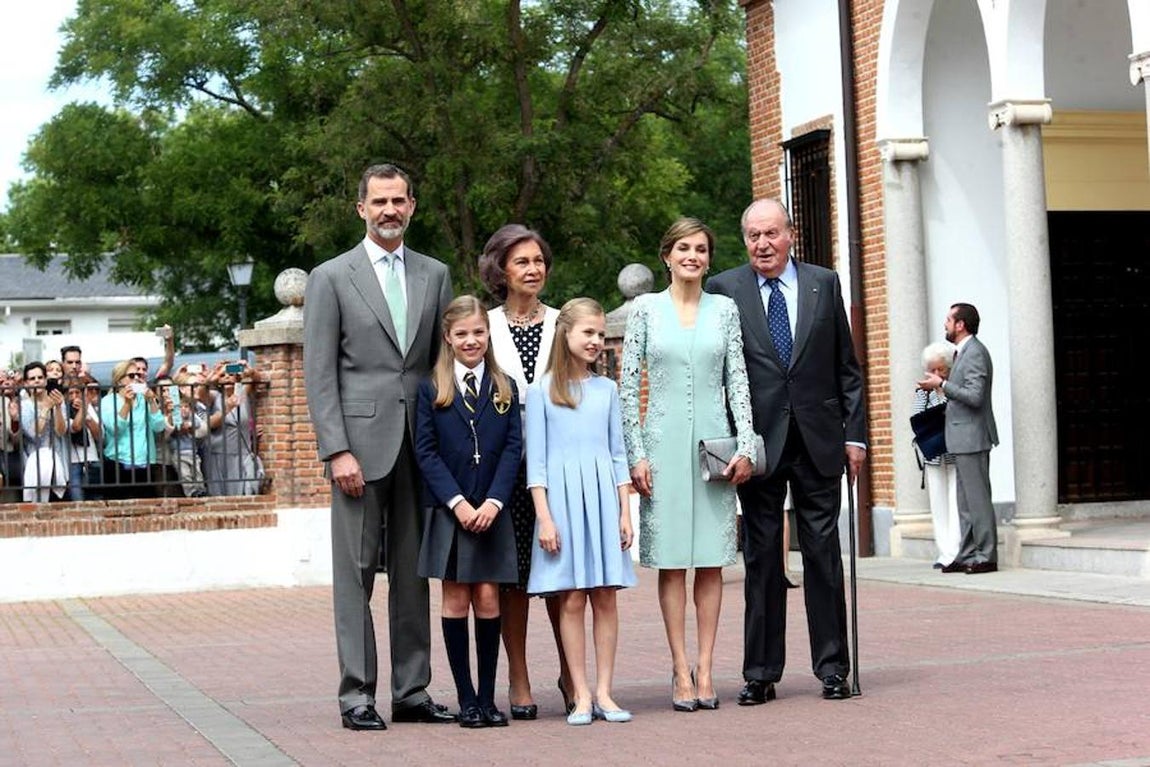 Don Felipe, la Infanta Sofía, Doña Sofía, la Princesa Leonor, Doña Letizia y Don Juan Carlos. 