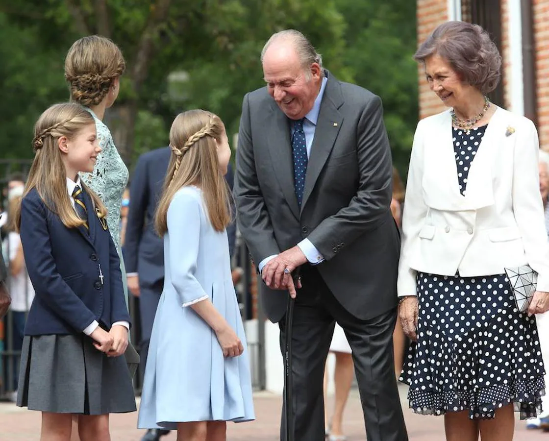 El Rey Don Juan Carlos habla cariñosamente con sus nietas