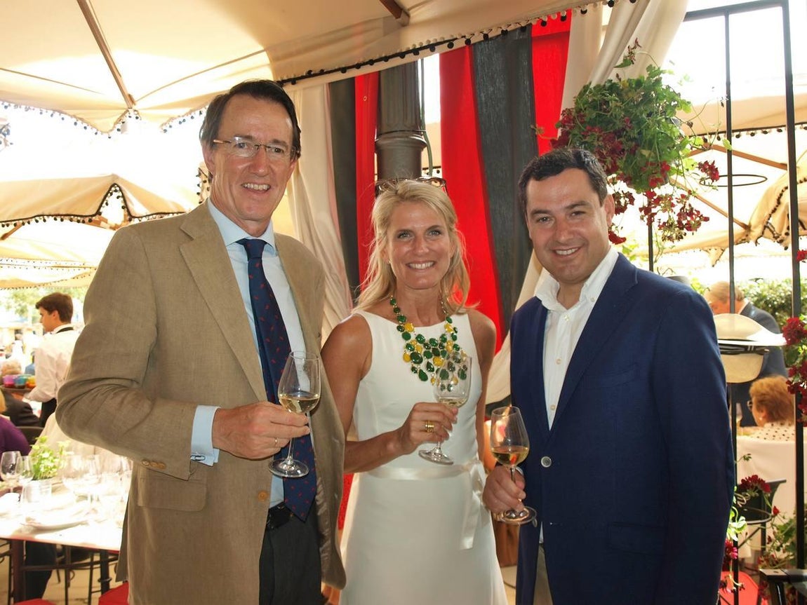 Mauricio González-Gordon, presidente de la caseta, junto a su mujer, Cristina Luque, y Juan Manuel Moreno Bonilla