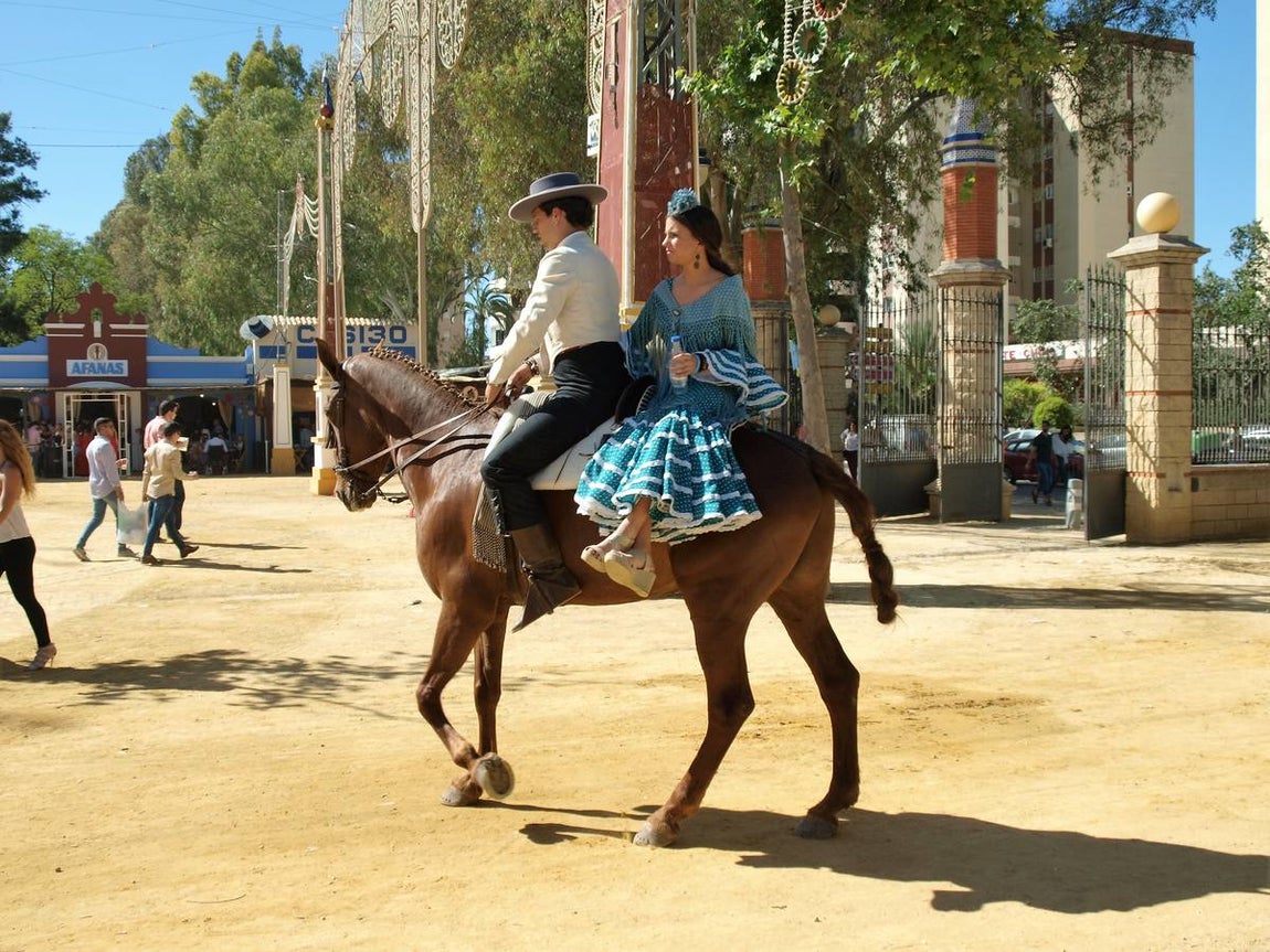 Una pareja a caballo. 
