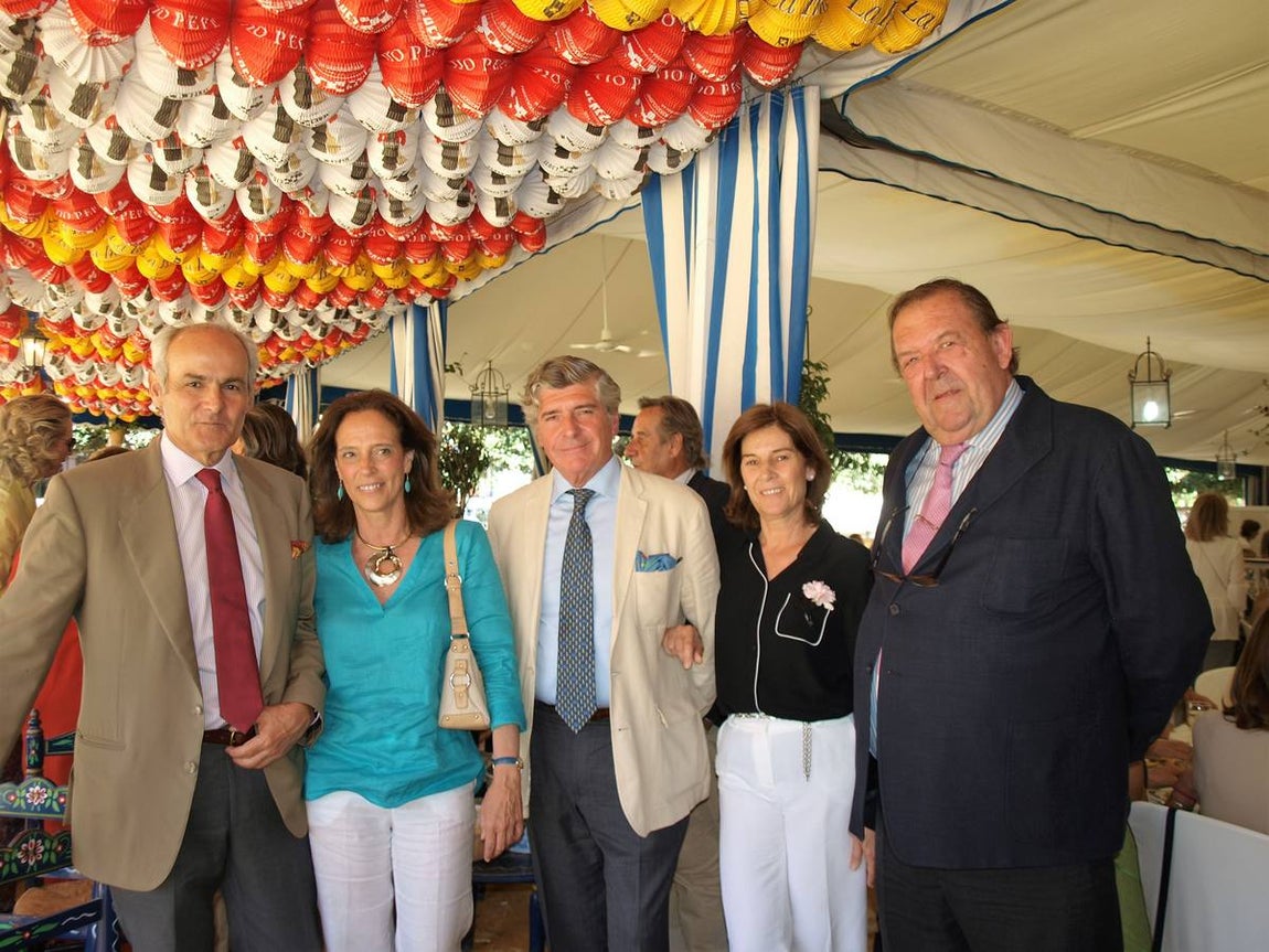 El presidente de la caseta Casino Nacional Francisco Mora-Figueroa, Cecilia Lora, José Joaquín Bethencourt, María Luisa Bohórquez y Afonso Porres. 