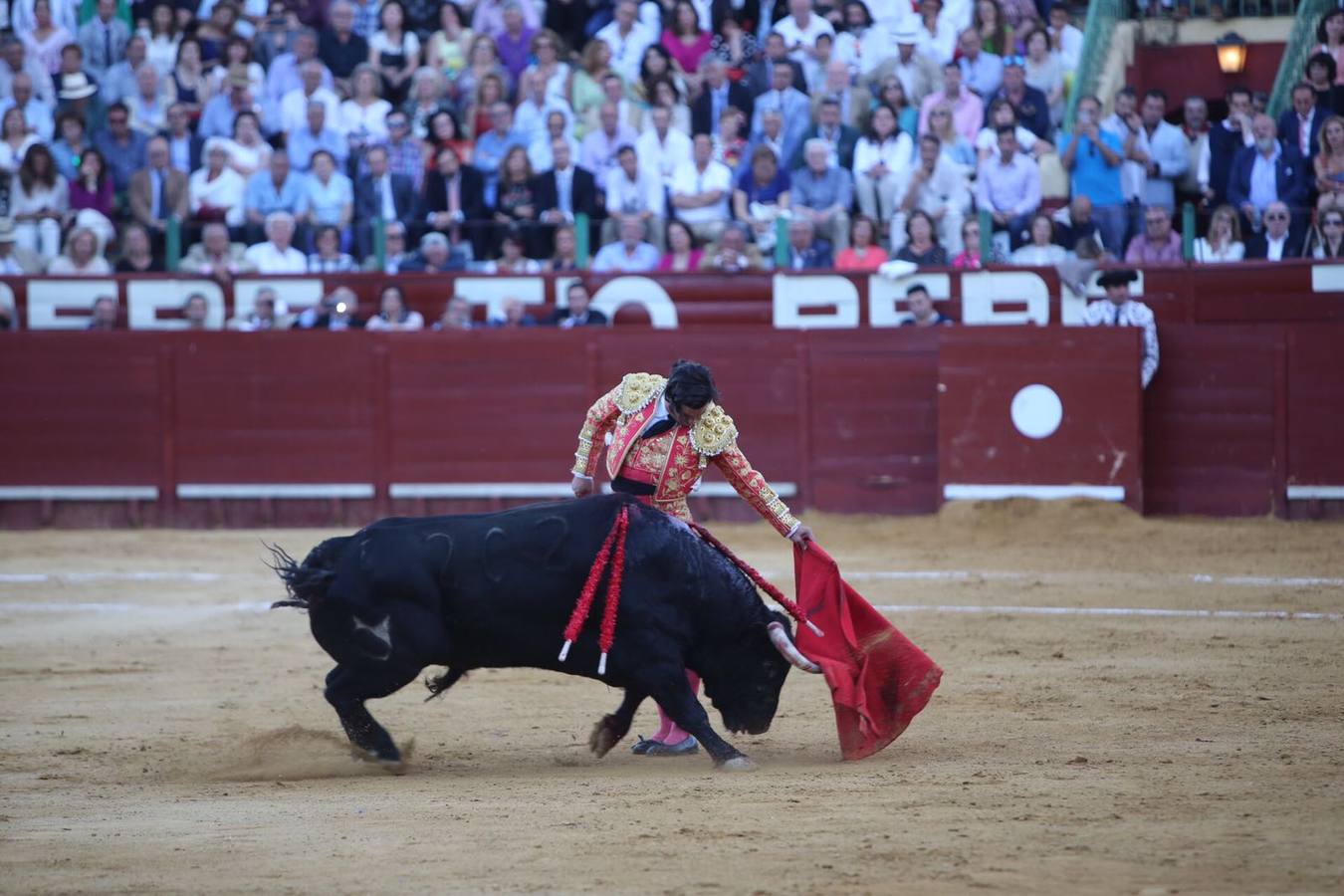 La terna de Manzanares, Padilla y Morante sale a hombros en la Feria