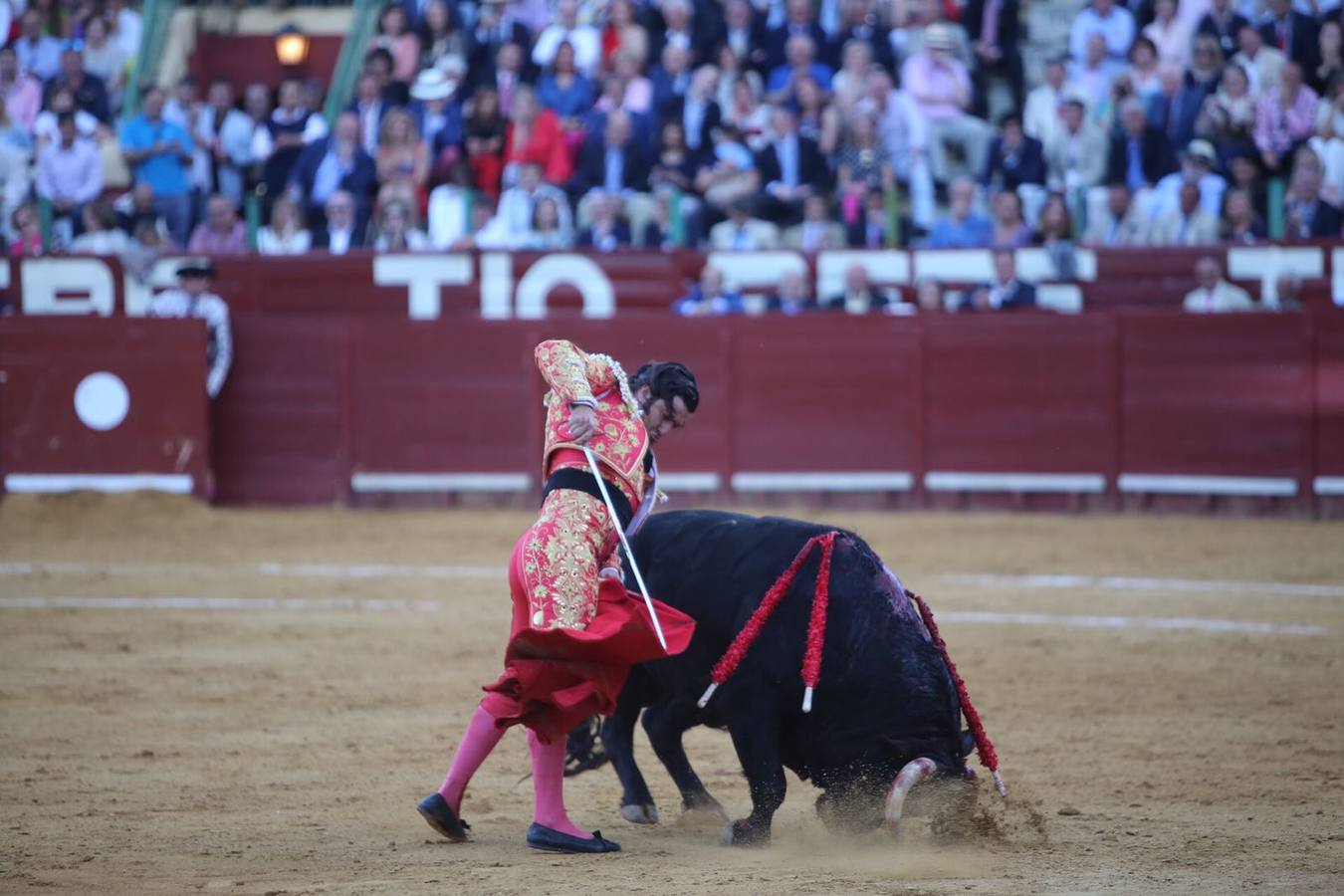 La terna de Manzanares, Padilla y Morante sale a hombros en la Feria