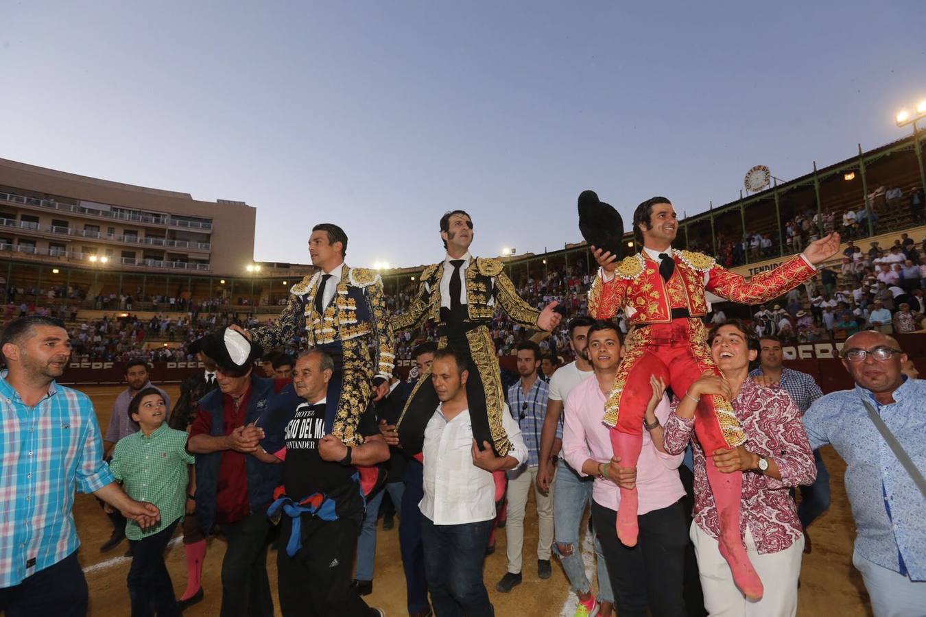 La terna de Manzanares, Padilla y Morante sale a hombros en la Feria