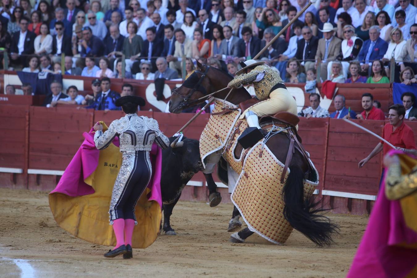 La terna de Manzanares, Padilla y Morante sale a hombros en la Feria