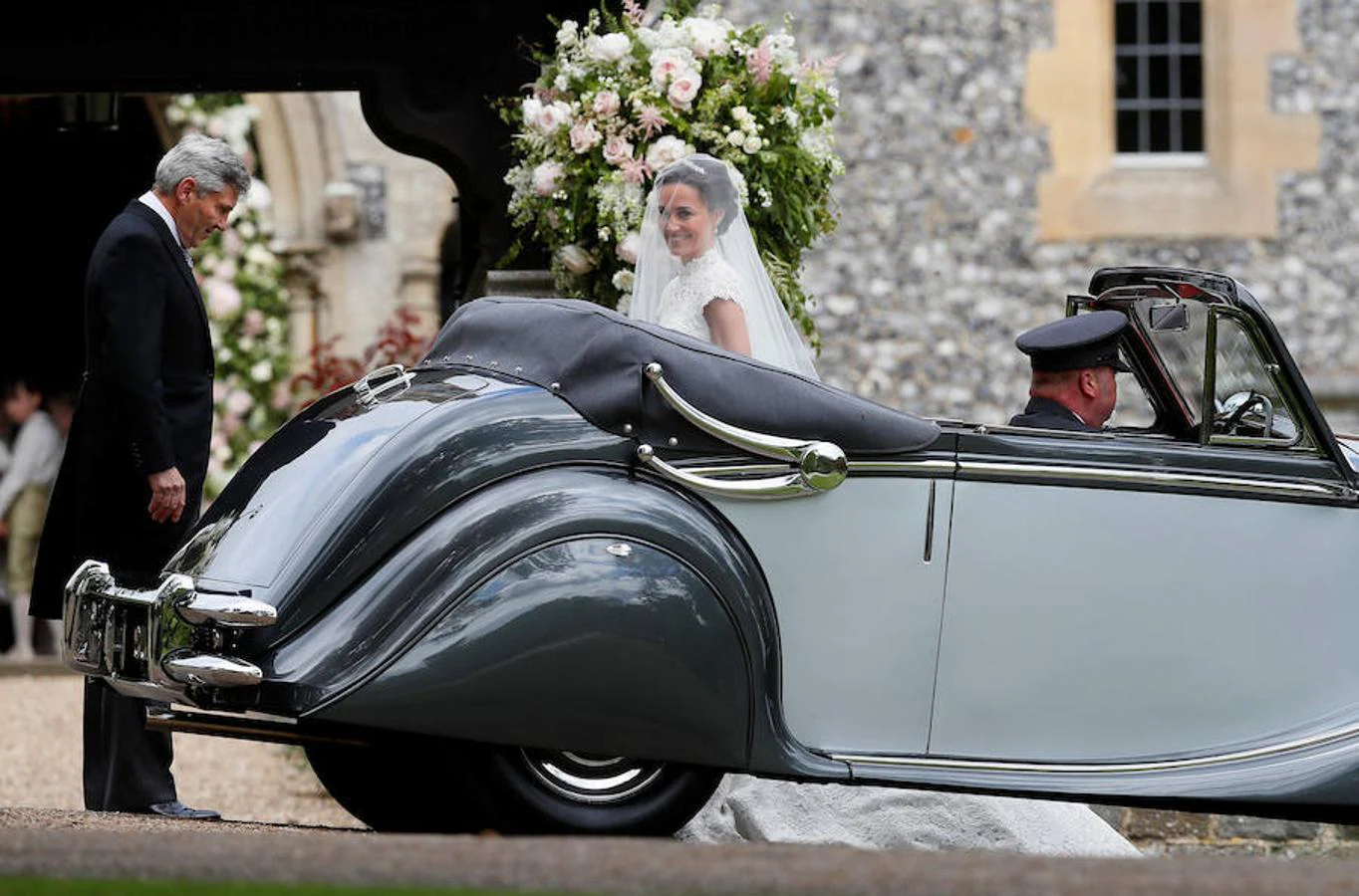 Pippa Middleton a su llegada a la iglesia bajo la atenta mirada de su padre