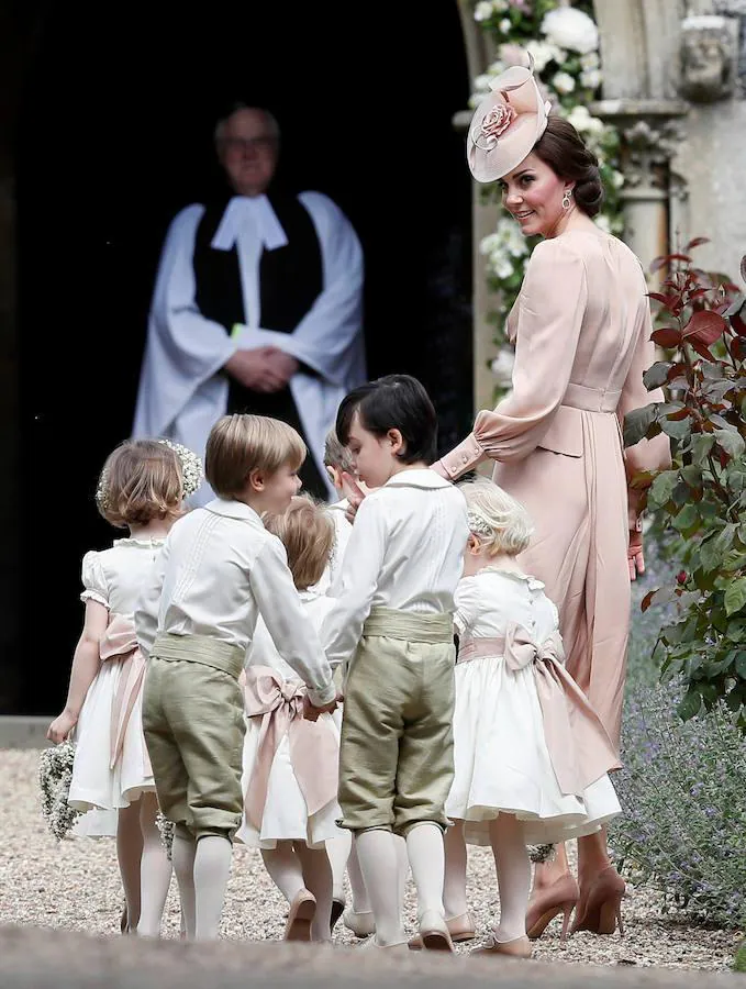La duquesa de Cambridge con los pajes