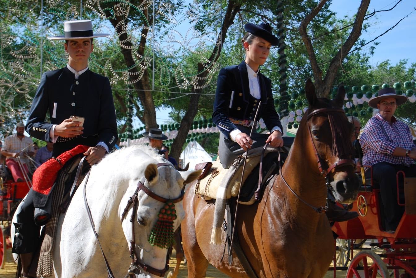 Sábado de volantes y mucho calor en la Feria de Dos Hermanas