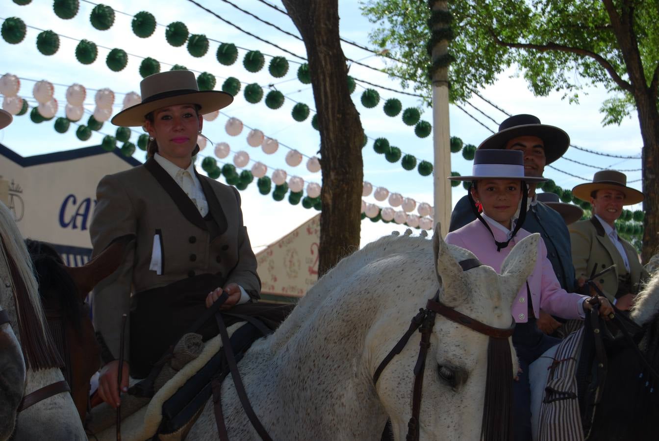 Sábado de volantes y mucho calor en la Feria de Dos Hermanas