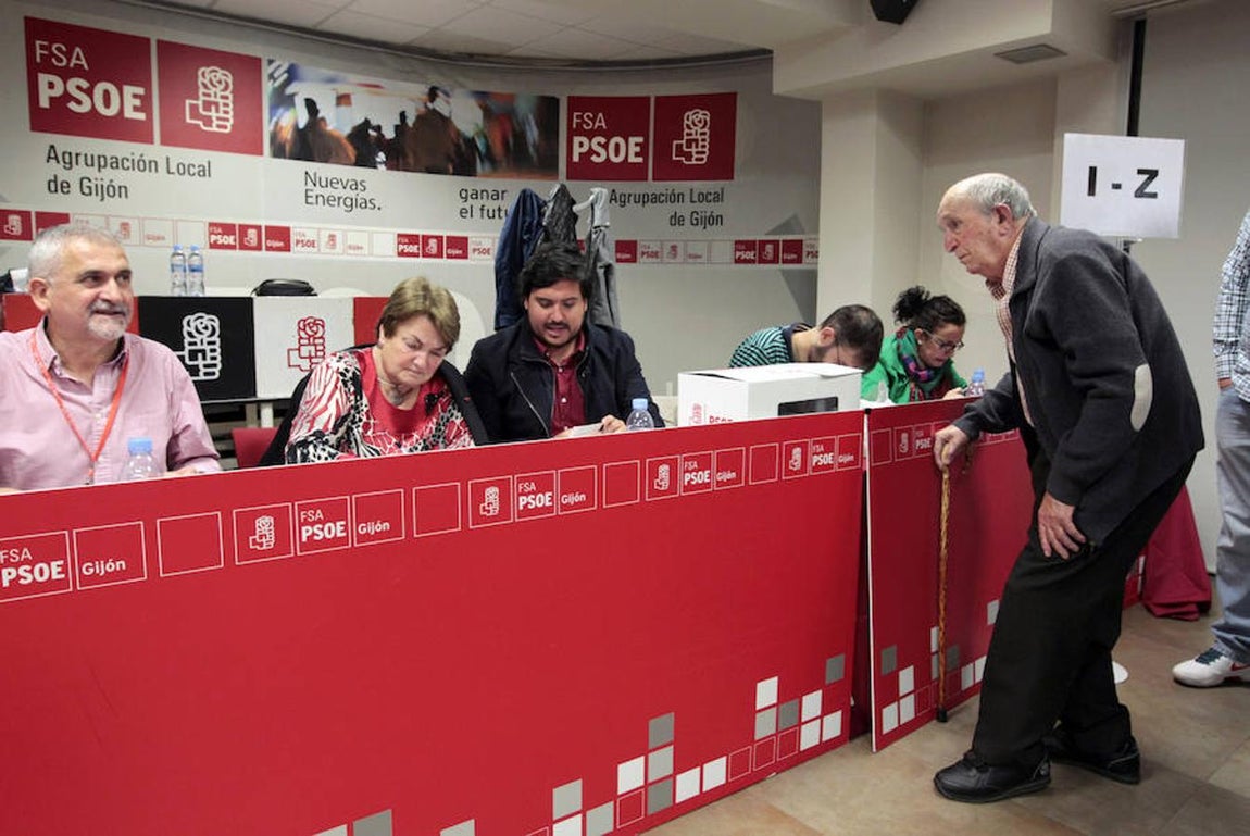 Un militante de 89 años vota en Gijón. 