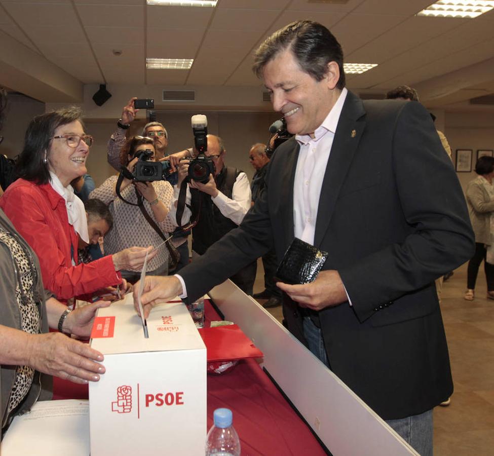 El presidente de la Comisión Gestora del PSOE, Javier Fernández, vota en Gijón. 