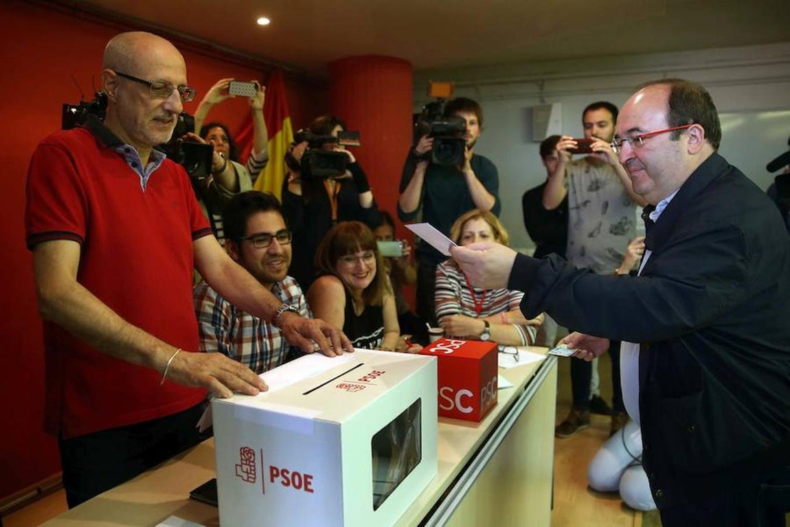 El líder del PSC, Miquel Iceta, votando en Barcelona. 
